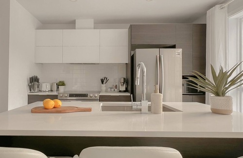 Cote-Des-Neiges—Notre-Dame-De-Grace Apartment | Stylist Brand New Boho*King bed*Parking*Gym