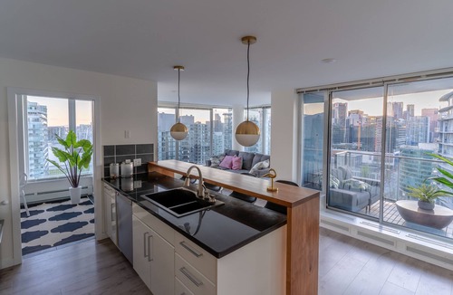 Crosstown Condo | Sub-Penthouse 35th Floor | Sleeps 9, 270° Views, Pool & Patio | Walk to BC Place