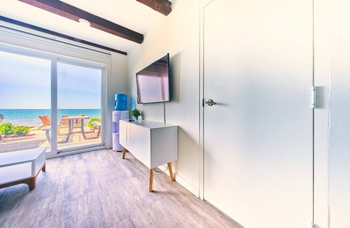 Wainfleet Cottage | Suite 201: Beautiful 3-Bedroom Beachfront Townhouse