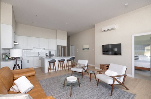 Regional District of Nanaimo Apartment | Suite #208: Contemporary Oceanfront Accommodation
