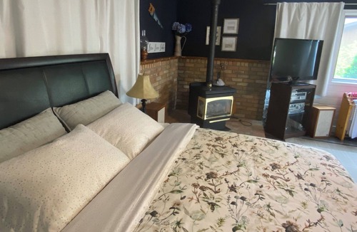 Sandy Hook House | Suite! Perfect country getaway! Sleeps up to 4! Perfect remote work location!