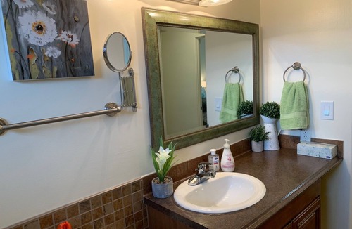 Red Deer Apartment | Suite Verde - Relaxing 2 Bedroom