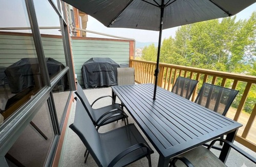 East Kootenay Condo | SullivanStone #18 - Central Air Conditioning - Private Hot Tub - Ski-in/Ski-out - Full Kitchen - Heated Garage - Baby Gear Available for Free.