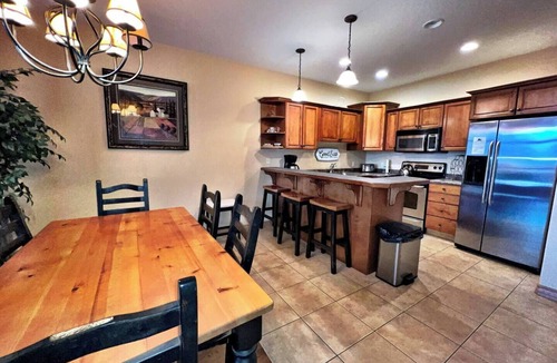 East Kootenay Condo | SullivanStone #18 - Golf - Ski - Hike - Chill - Private Hot Tub - Sleeps 11
