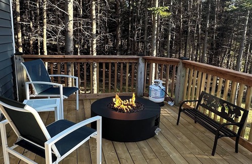 Stanley Bridge Cottage | Summer Twilight Cottage | Peaceful 2BR Retreat with Office, Deck & Firepit