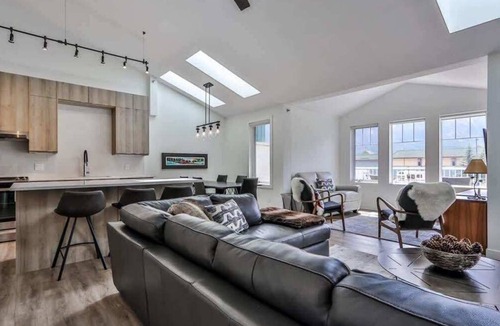 Teepee Town Apartment | SUMMIT Mountain Retreat Panorama views DT Canmore