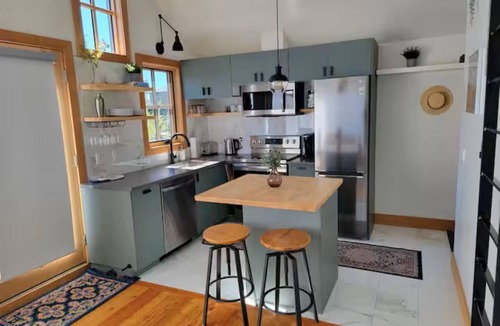 Bridgeland Apartment | Sunny Private Detached Guest Suite | Stylish Urban Gem Near Downtown