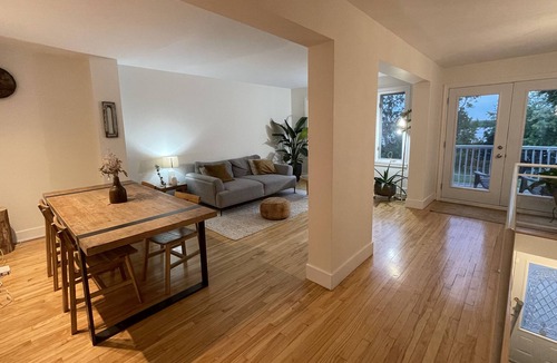 LaSalle Condo | Sunny, spacious riverside condo