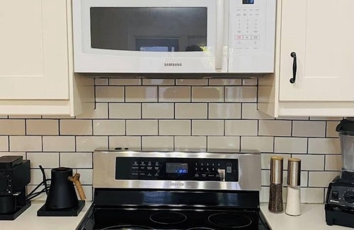 Sunnyside House | Sunnyside-3 br in Trendy Kensington-AC-Garage