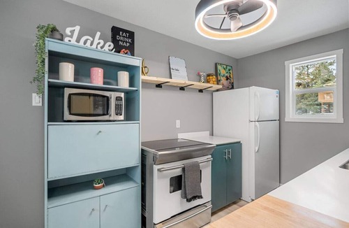 Parkland Beach Apartment | Sunnyside Cove | Lakeside | Fireplace | Fire Pit