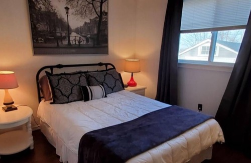 Carden Cottage | Sunrise Sunset Retreat - Affordable 3Br Waterfront Cottage w/ Pool Table