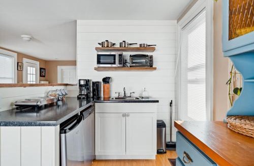 Prince Edward Apartment | Sunroom on Maple
