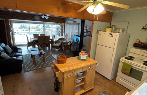 Waubaushene Cottage | Sunset Bay Waterfront Cottage*Georgian Bay *Tay Shore Trail *Walk*Run*Swim*Fish