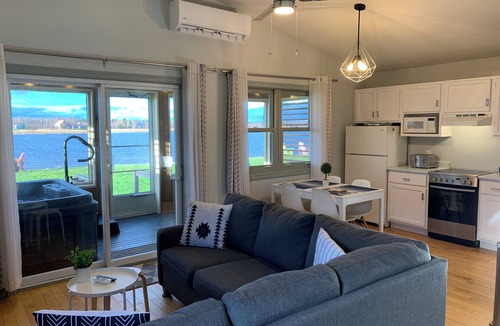 Richibucto House | Sunset Jacuzzi Waterfront Beach & Pool Chalet