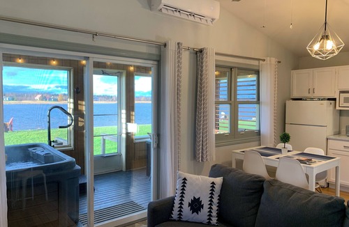Richibucto House | Sunset Jacuzzi Waterfront Beach & Pool Chalet