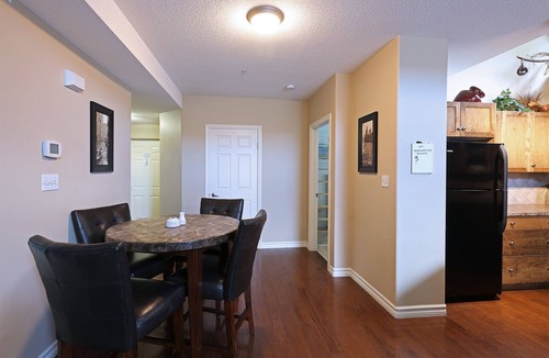 North End House | Sunset Waterfront Resort, Townhouse 1. Downtown Kelowna in the cultural district