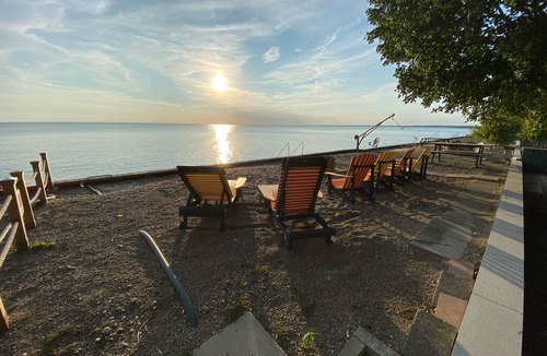 Leamington Cottage | Sunsets by the Bay - Your Waterfront Oasis