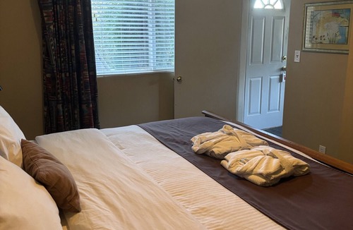 Madeira Park Hotel | Sunshine Coast Resort Hotel & Marina