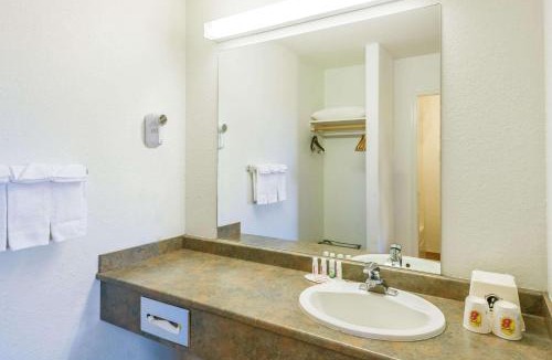 100 Mile House Hotel | Super 8 by Wyndham 100 Mile House