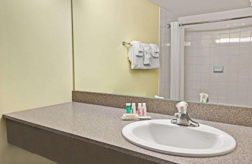 Barrie Hotel | Super 8 by Wyndham Barrie South