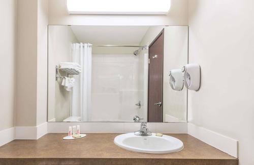 Innisfail Hotel | Super 8 by Wyndham Innisfail