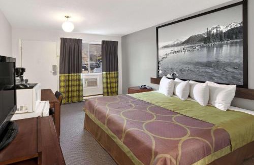 Valleyview Hotel | Super 8 by Wyndham Kamloops East