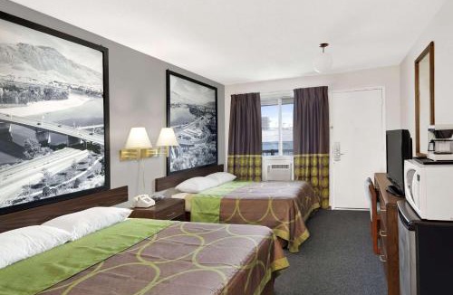 Valleyview Hotel | Super 8 by Wyndham Kamloops East