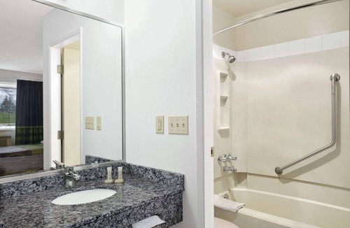 Valleyview Hotel | Super 8 by Wyndham Kamloops East