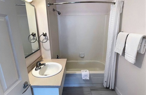 Winfield Hotel | Super 8 by Wyndham Lake Country/Winfield Area