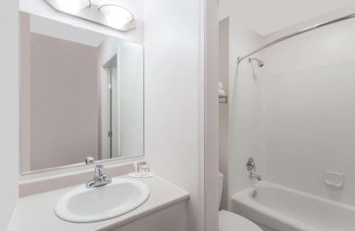 Winfield Hotel | Super 8 by Wyndham Lake Country/Winfield Area