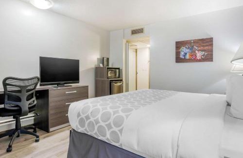 Kingsland Hotel | Super 8 by Wyndham Macleod Trail Calgary