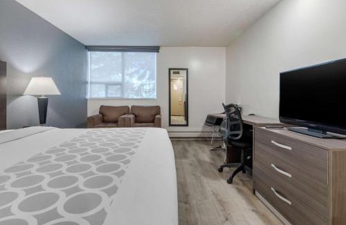 Kingsland Hotel | Super 8 by Wyndham Macleod Trail Calgary