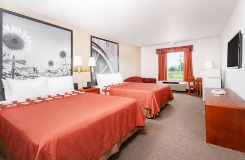 Morden Hotel | Super 8 by Wyndham Morden