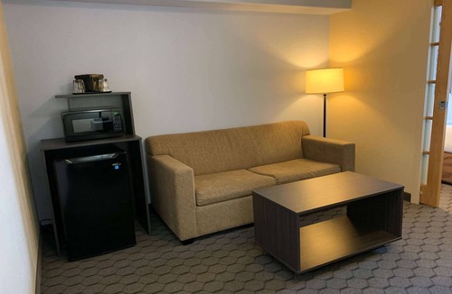 Swan River Hotel | Super 8 by Wyndham Swan River MB