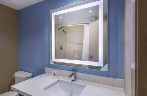 Scarborough Hotel | Super 8 by Wyndham Toronto East ON