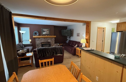 East Kootenay Condo | Super Clean Amazing Fireplace Ski-in Condo On Hill With Private Hot Tub & BBQ