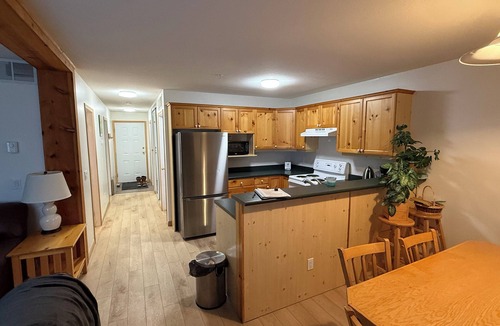 East Kootenay Condo | Super Clean Amazing Fireplace Ski-in Condo On Hill With Private Hot Tub & BBQ