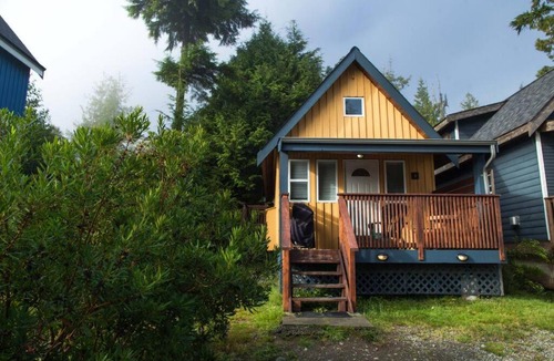 Ucluelet House | Surf Haven, Lofted Cozy Cabin Minutes to Beach