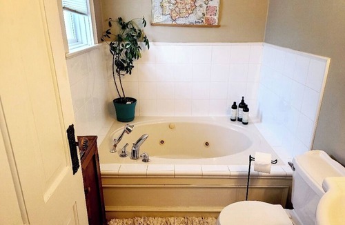Nelson Apartment | Sweet private studio just minutes from the downtown core.