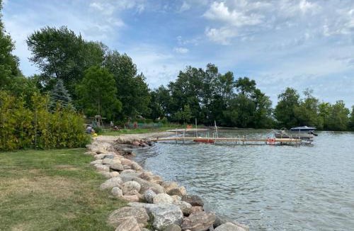 Ramara House | Swing Bridge Cottage on Lake Simcoe - Waterfront