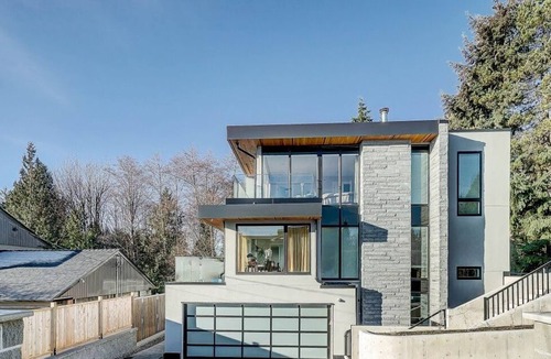 West Vancouver House | T Bright & Cozy Queen & Sofa Beds Room Ensuite