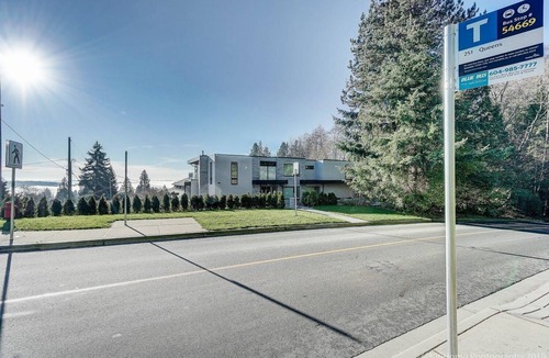 West Vancouver House | T Bright & Cozy Queen & Sofa Beds Room Ensuite
