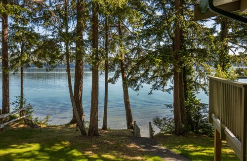 Fanny Bay House | Tall Cedars Beach House - Oceanfront with hot tub