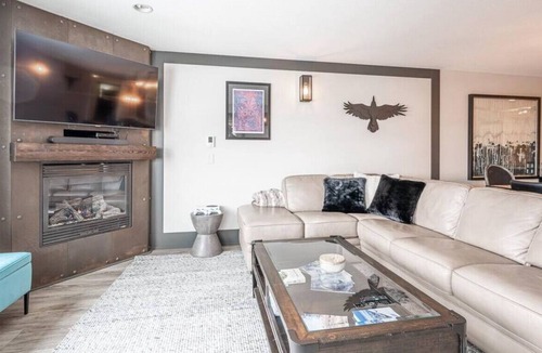 Big White Ski Resort Apartment | Talon's Reach - Luxury 3 bdrm w/Hot Tub & Mtn View
