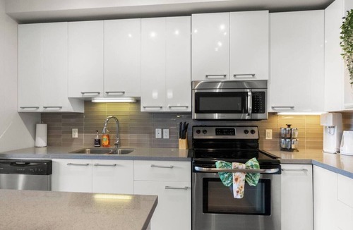 Whyte ave Apartment | Taylor - Heart of Old Strathcona! BBQ