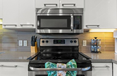 Whyte ave Apartment | Taylor - Heart of Old Strathcona! BBQ