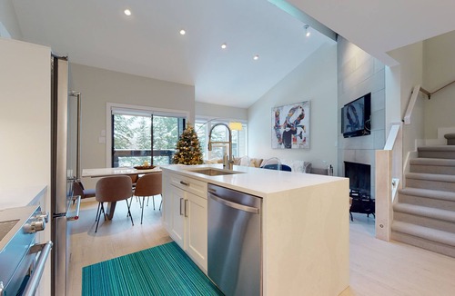 Whistler Village House | TELEMARK 25 | Ski-In, Ski-Out Access | Steps To Ski Lifts | Renovated Townhome