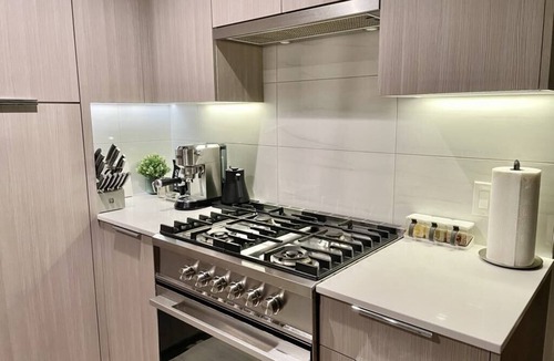 District of North Vancouver Apartment | Tempurpedic King Bed Luxury Residence/Panoramic Views/Patio/EV Parking/Gym/Sauna