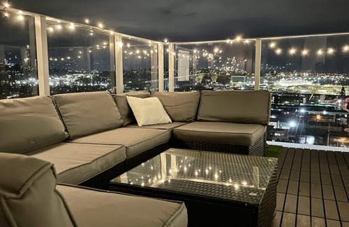 District of North Vancouver Apartment | Tempurpedic King Bed Luxury Residence/Panoramic Views/Patio/EV Parking/Gym/Sauna