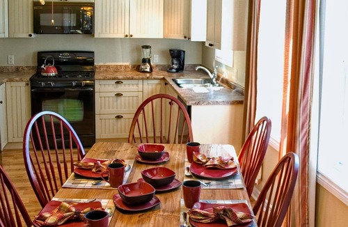 Lake of Bays Cottage | The Algonquin Luxury Cottage at Blue Water Acres Resort
